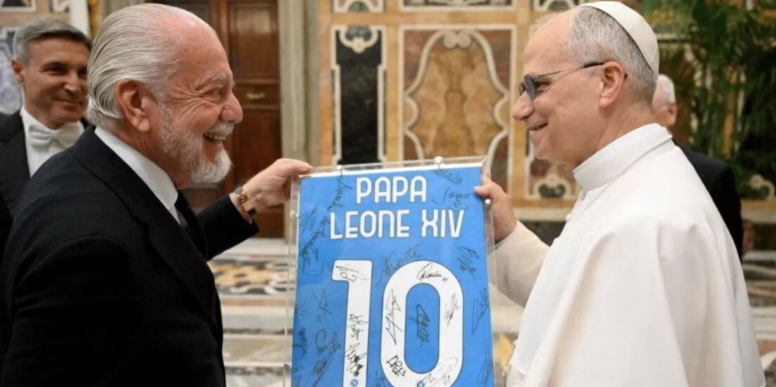 教皇利奥十四世私人接见那不勒斯,德劳伦蒂斯赠与其10号球衣 教皇利奥十四世私人接见那不勒斯,德劳伦蒂斯赠与其10号球衣