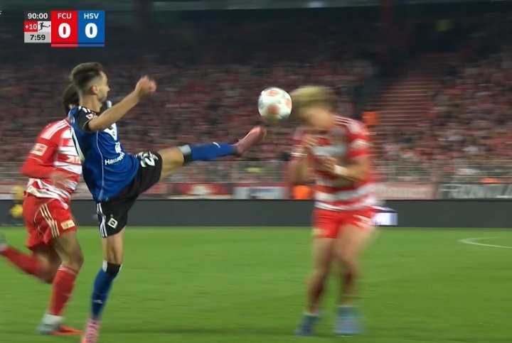 维埃拉高抬腿对抗被出示直红,倒地后痛苦捂住膝盖 维埃拉高抬腿对抗被出示直红,倒地后痛苦捂住膝盖