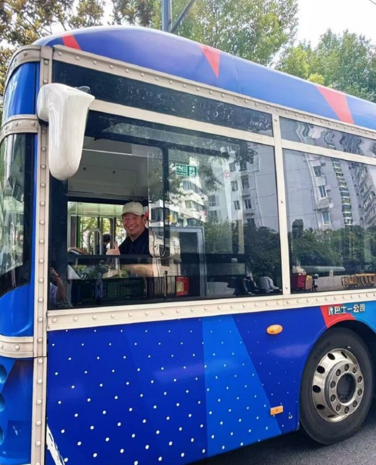 申花主帅斯卢茨基惊喜化身为15路司机,体验真正“司机”感受 申花主帅斯卢茨基惊喜化身为15路司机,体验真正“司机”感受